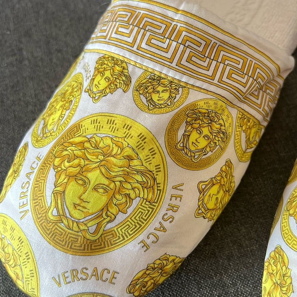 (𝐒𝐎𝐋𝐃)🥂𝐇𝐏!🥂Versace MEDUSA AMPLIFIED PRINT Slippers NWT - Picture 5 of 14